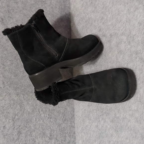 UGG Black Suede Bootie Women’s Size 7 Block Heeled Boots - Picture 4 of 10